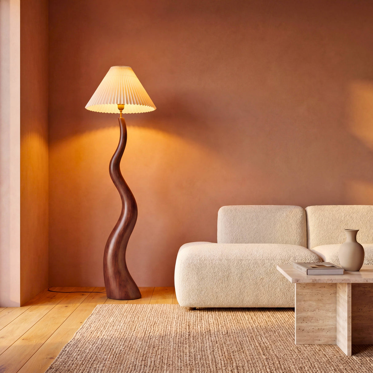 Estilismo de salón contemporáneo con lámpara de pie escultural que resalta texturas orgánicas.