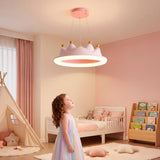 Niña pequeña admirando la lámpara de corona en su habitación decorada.
