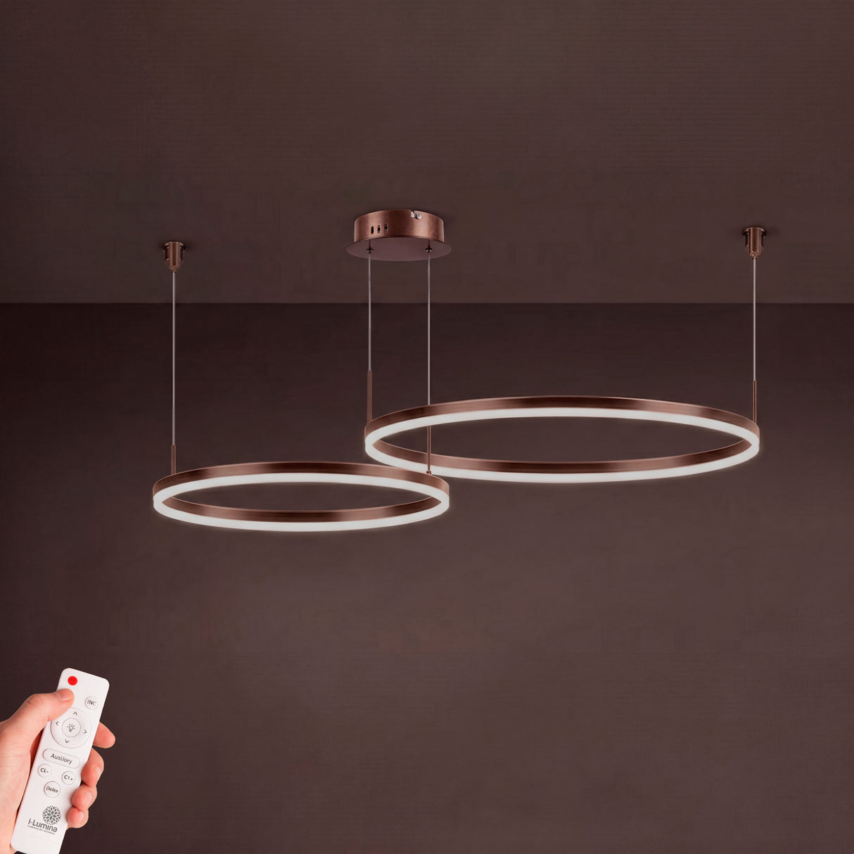 Silueta geométrica de luminaria suspendida apagada sobre fondo texturizado de alto contraste.
