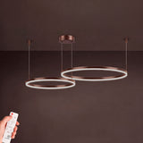 Silueta geométrica de luminaria suspendida apagada sobre fondo texturizado de alto contraste.
