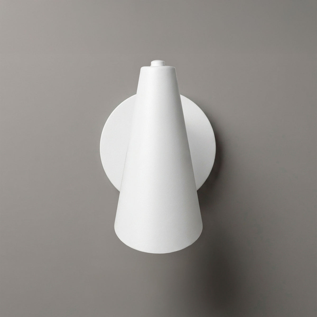Presentación aislada de luminaria de pared compacta articulada con acabado en blanco mate.