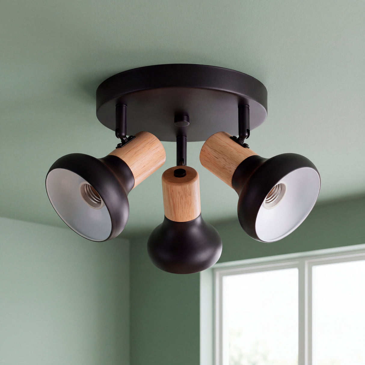 Estructura compacta circular de tres focos orientables con diseño minimalista de línea nórdica.