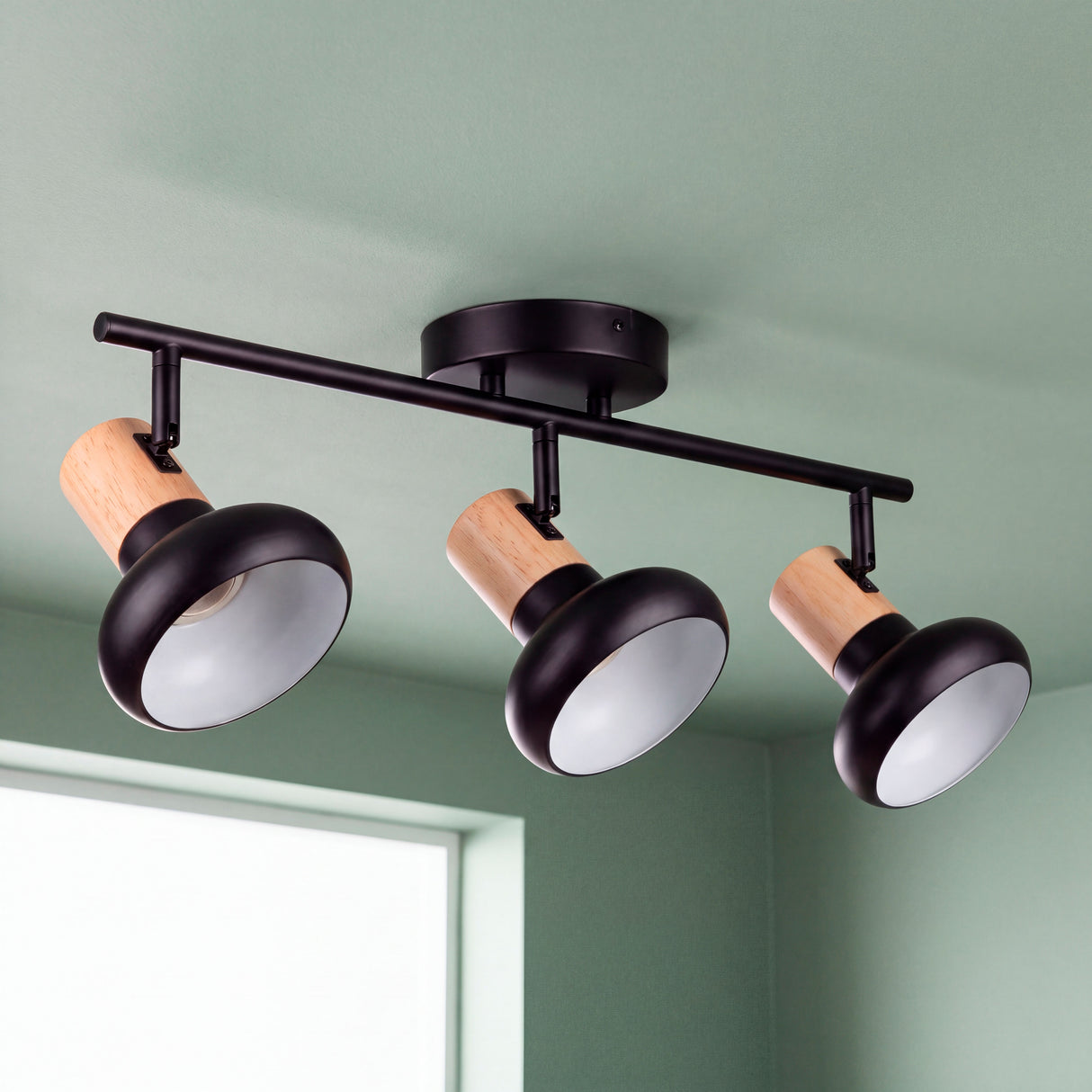 Estructura compacta de tres focos orientables con detalles nórdicos en madera y pintura mate.