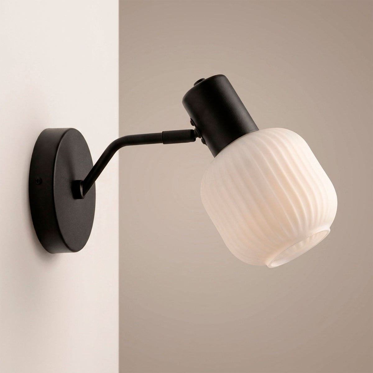 Muestra de catálogo de luminaria de pared con chasis en aluminio negro mate y tulipa estriada.
