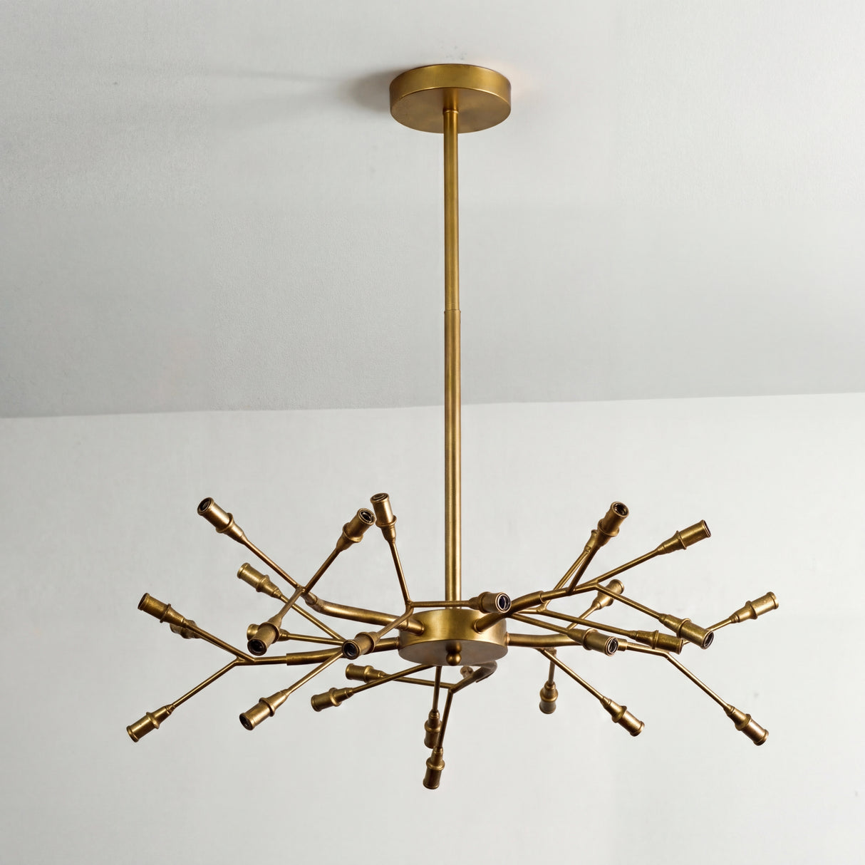 Estructura metalica dorada de la lampara Sputnik Nativa Gold lista para instalacion.