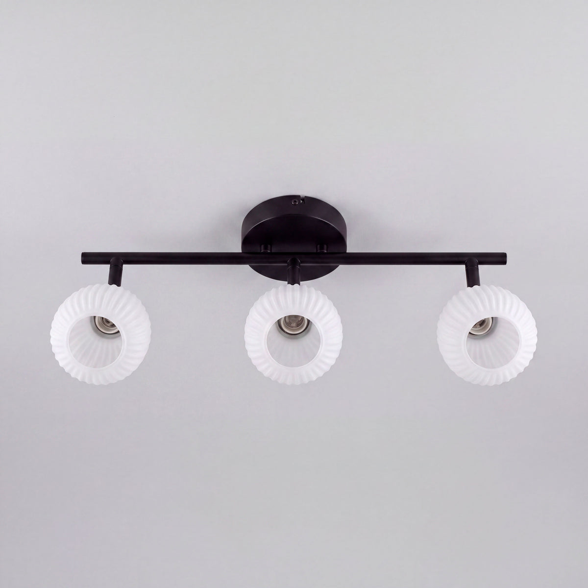 Muestra de catálogo de luminaria lineal con pantallas de cristal mate y chasis negro.