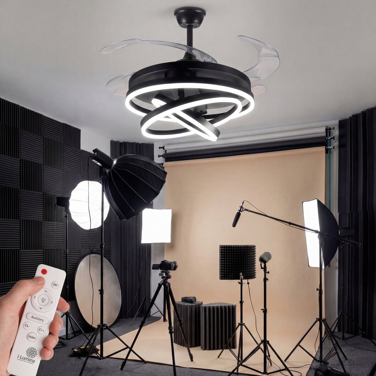 Lámpara ventilador instalada en estudio profesional de fotografía y video.