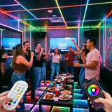 Fiesta animada con personas bailando, donde las luces LED se sincronizan dinámicamente con la música para crear una atmósfera energética.