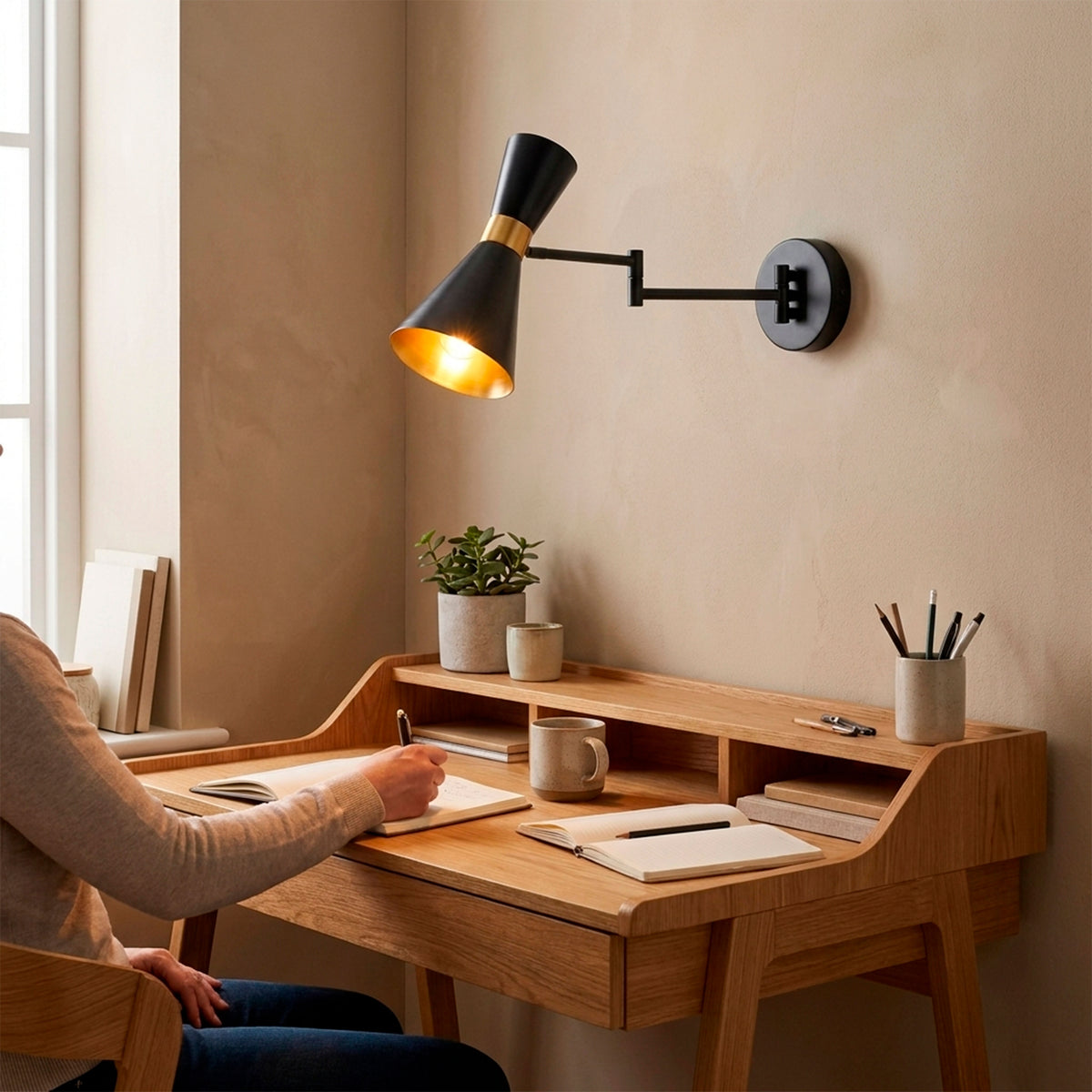 Iluminación de soporte orientable sobre área de trabajo que favorece el confort visual diario.