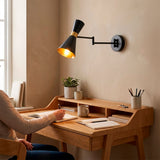Iluminación de soporte orientable sobre área de trabajo que favorece el confort visual diario.