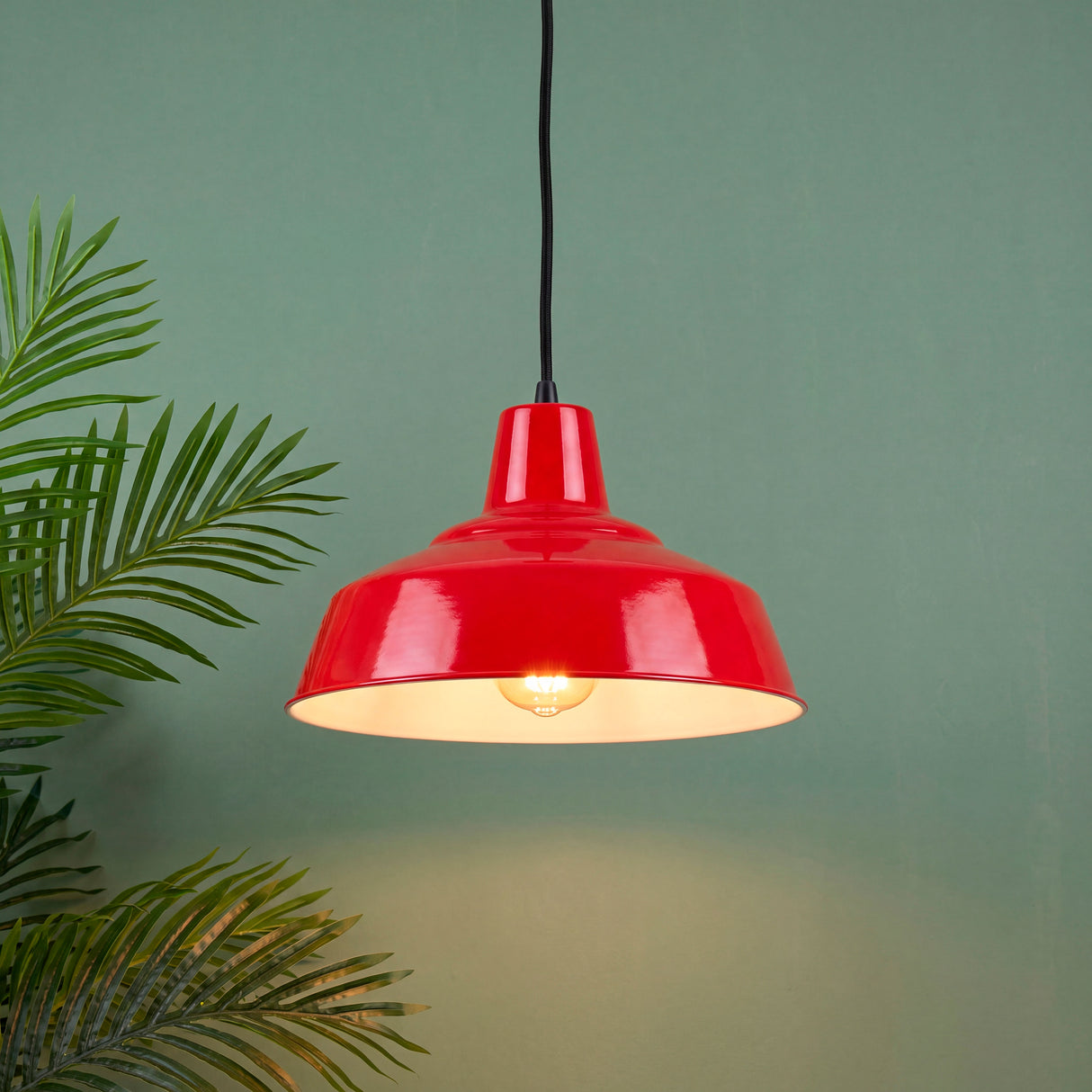 Detalle de iluminación técnica de acento con haz cálido directo, ideal para crear rincones confortables.