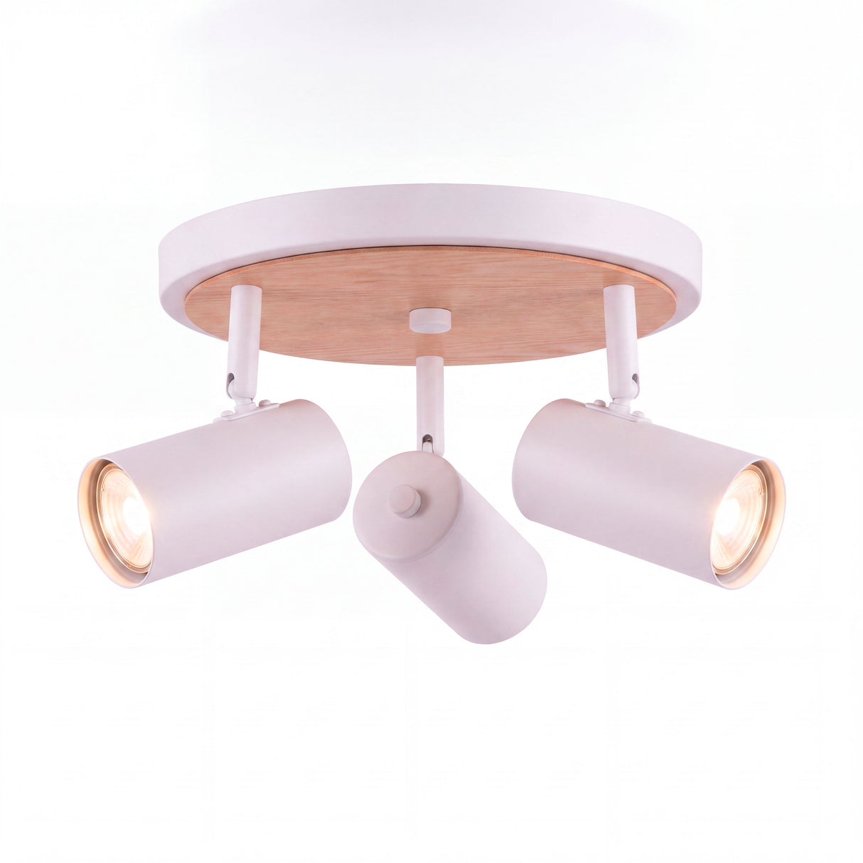 Muestra de catálogo de luminaria triple en blanco y madera exenta sobre superficie neutra.