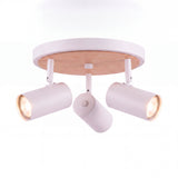 Muestra de catálogo de luminaria triple en blanco y madera exenta sobre superficie neutra.