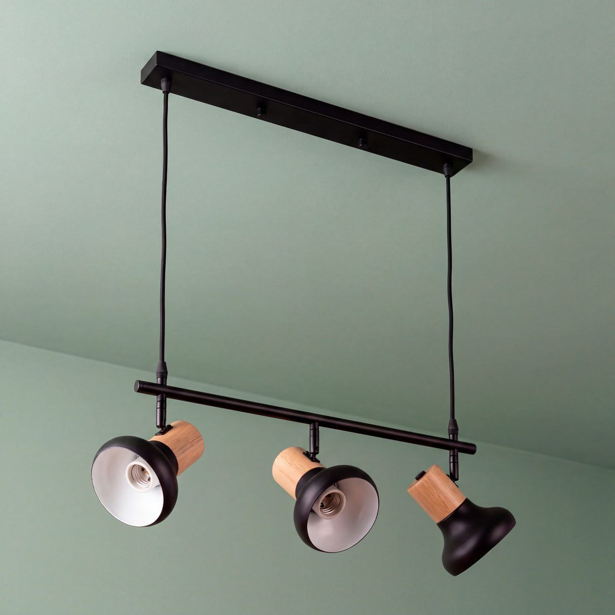 Estructura suspendida compacta de tres focos orientables con detalles nórdicos en madera natural.
