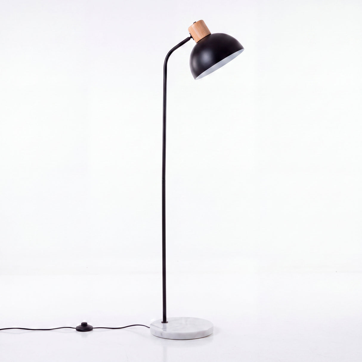 Muestra de catálogo e-commerce de luminaria de pie articulada con acabado negro mate y roble.