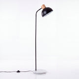 Muestra de catálogo e-commerce de luminaria de pie articulada con acabado negro mate y roble.
