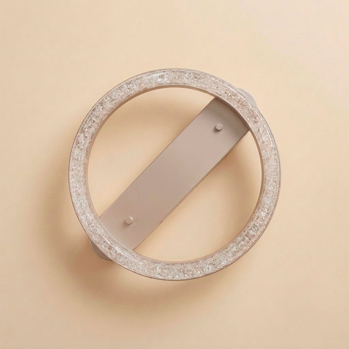 Estructura circular de sobreponer en acabado rosa mate con anillo difusor de textura brillante.
