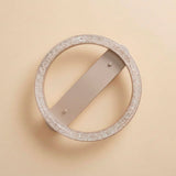 Estructura circular de sobreponer en acabado rosa mate con anillo difusor de textura brillante.