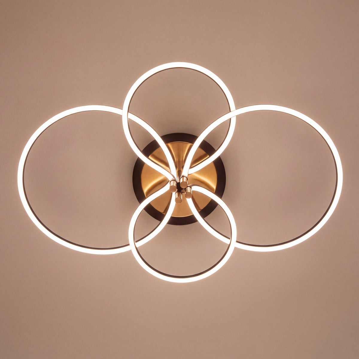 Estructura concéntrica de sobreponer en acabado negro y dorado para iluminación decorativa.