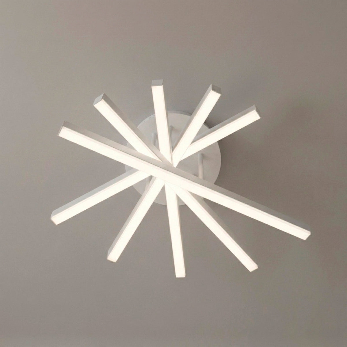 Estructura asimétrica de sobreponer en acabado blanco mate para iluminación técnica decorativa.