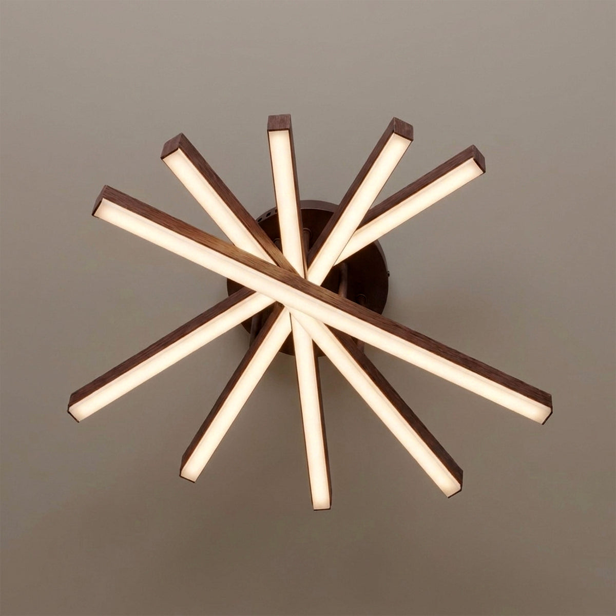 Estructura asimétrica de sobreponer en acabado café mate para iluminación técnica decorativa.