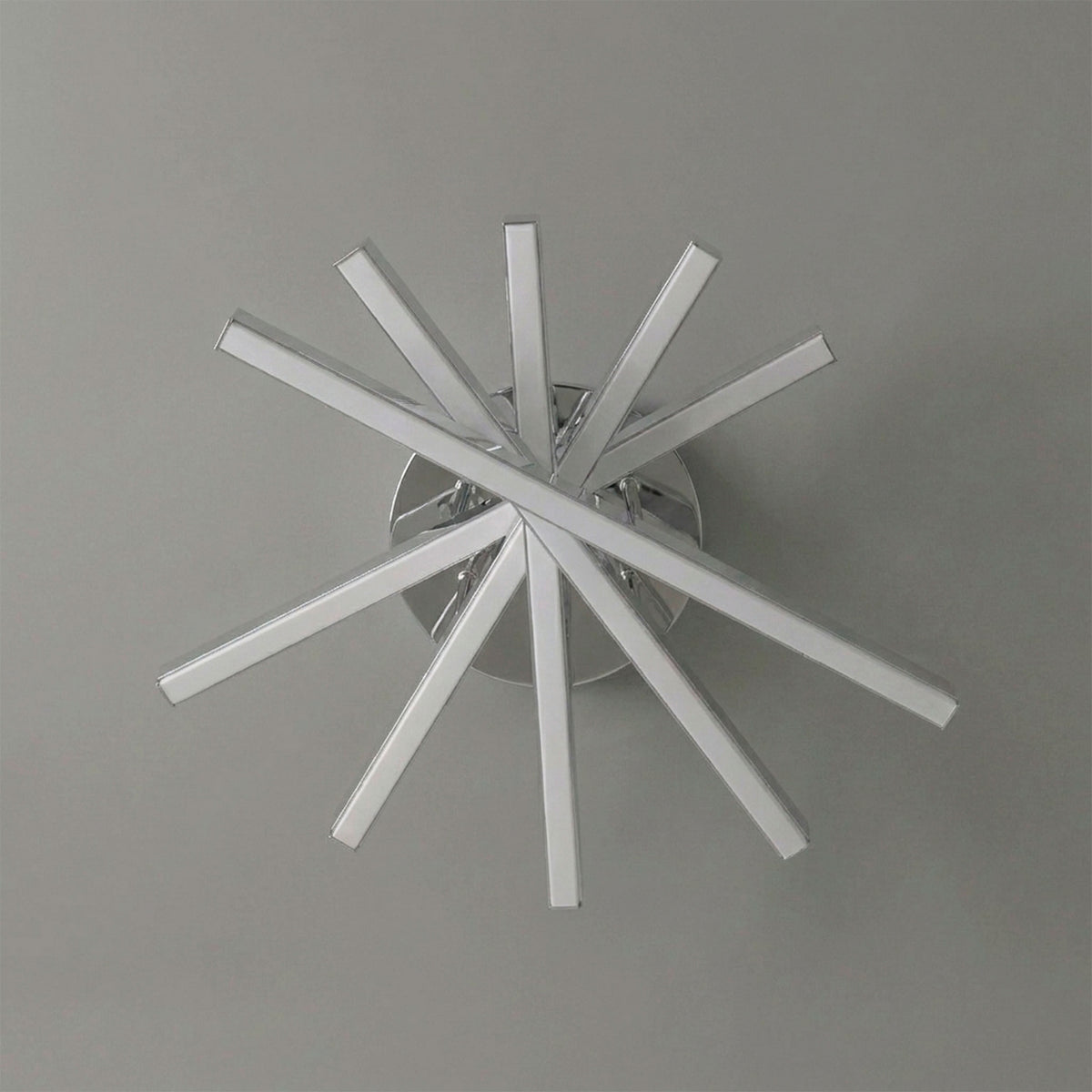 Estructura asimétrica de sobreponer en acabado cromo brillante para iluminación técnica decorativa.