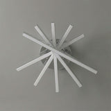 Estructura asimétrica de sobreponer en acabado cromo brillante para iluminación técnica decorativa.