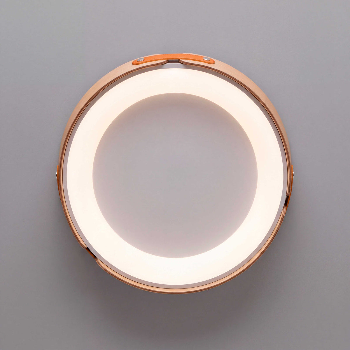 Estructura concéntrica de sobreponer en acabado madera clara para iluminación técnica decorativa.