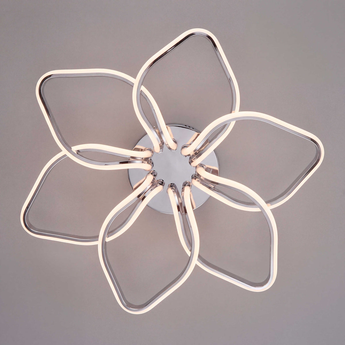 Estructura concéntrica de sobreponer en acabado cromo brillante para iluminación decorativa.