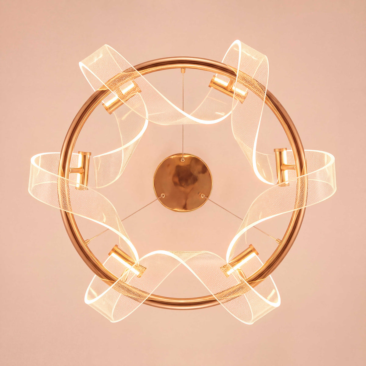 Estructura concéntrica suspendida en oro francés con difusores curvos de textura brillante.