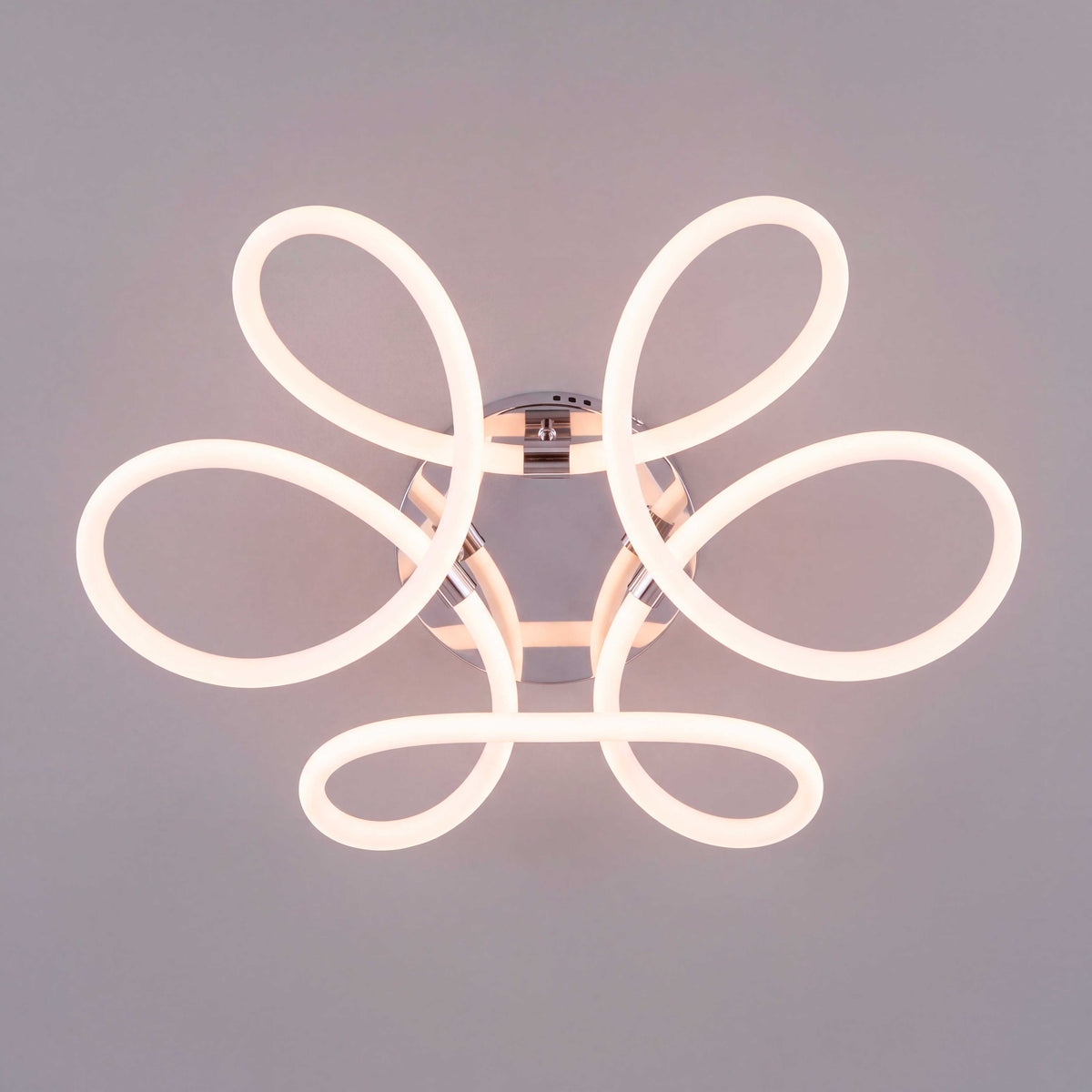Estructura simétrica de sobreponer en acabado cromo para iluminación técnica decorativa.