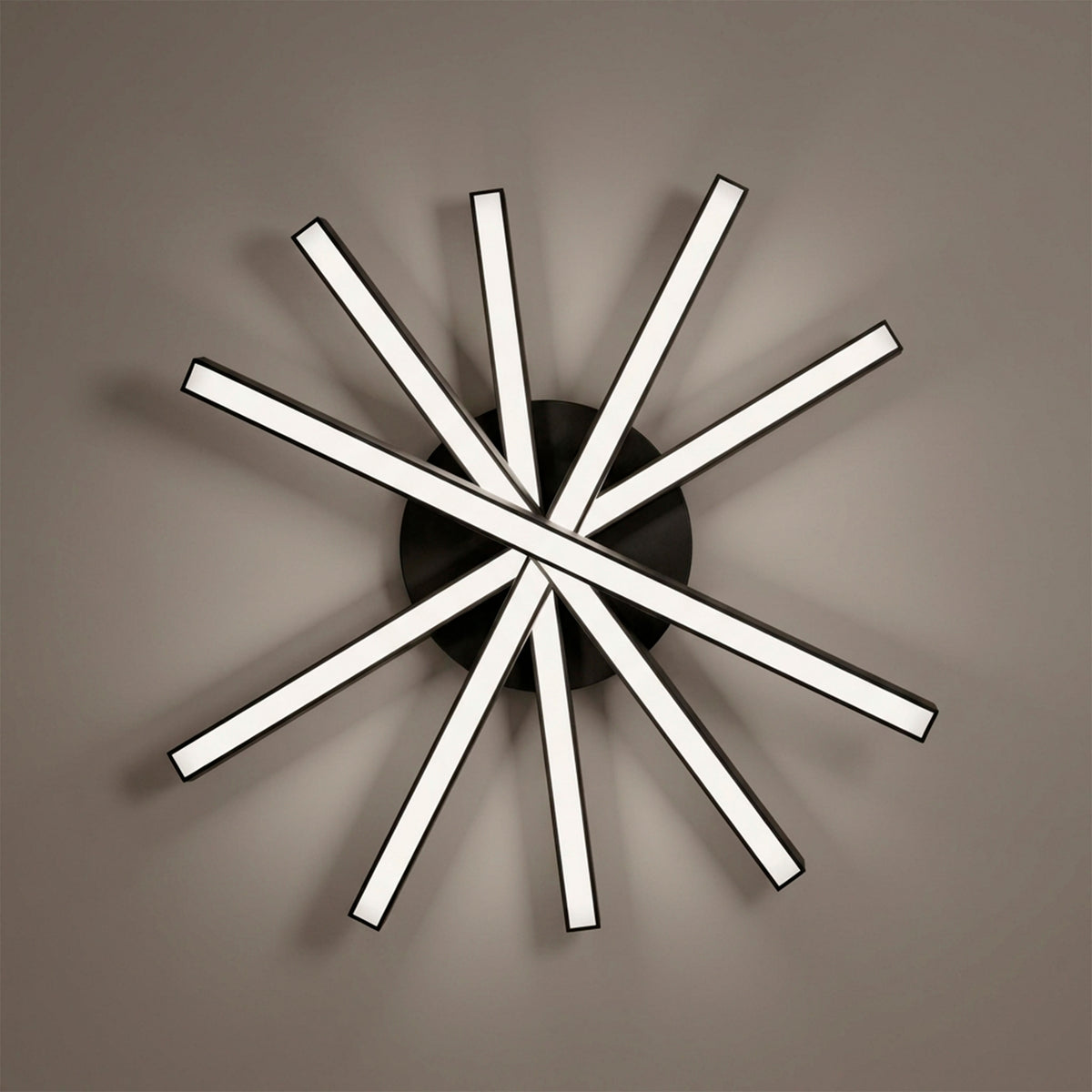 Estructura asimétrica de sobreponer en acabado negro mate para iluminación técnica decorativa.