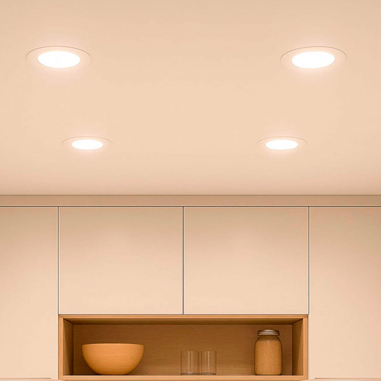 Cuatro puntos de luz empotrados proporcionando iluminación técnica uniforme en interiores.