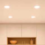 Cuatro puntos de luz empotrados proporcionando iluminación técnica uniforme en interiores.