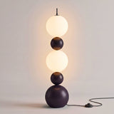 Captura de producto en estudio con luz cálida difusa destacando la simetría de los cuerpos geométricos.