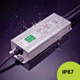 Transformador estanco IP67 con chasis de aluminio resistente a salpicaduras y chorros de agua para proyectos exteriores.