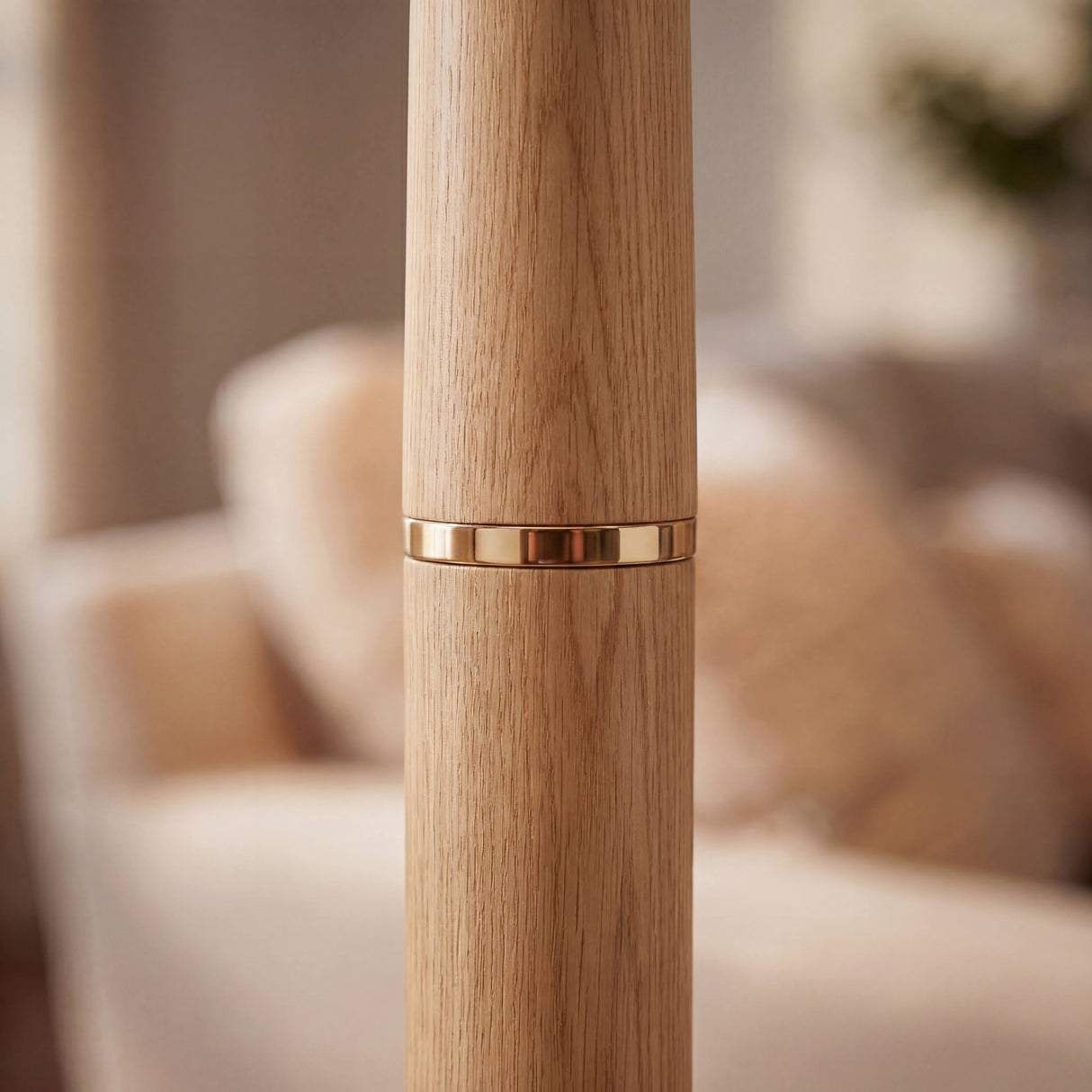 Detalle técnico del mástil de madera veteada con junta de latón pulido que aporta un acabado orgánico y sofisticado.