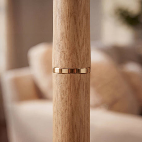 Detalle técnico del mástil de madera veteada con junta de latón pulido que aporta un acabado orgánico y sofisticado.