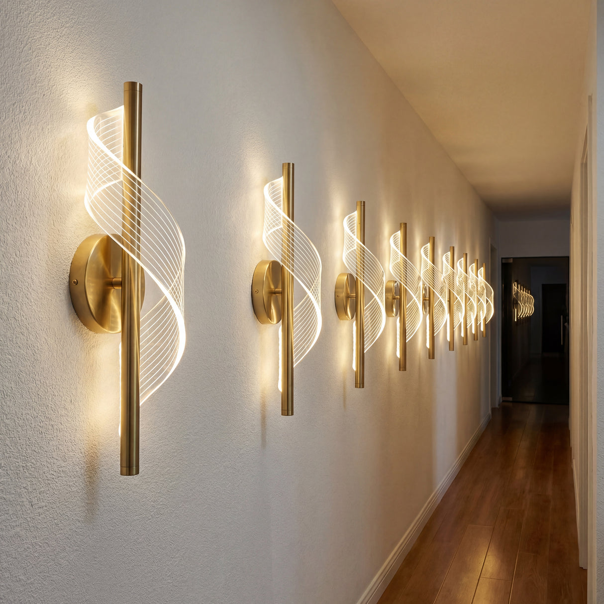 Serie de luminarias Helix Line Gold instaladas en fila para iluminar un pasillo de lujo.