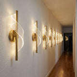 Serie de luminarias Helix Line Gold instaladas en fila para iluminar un pasillo de lujo.