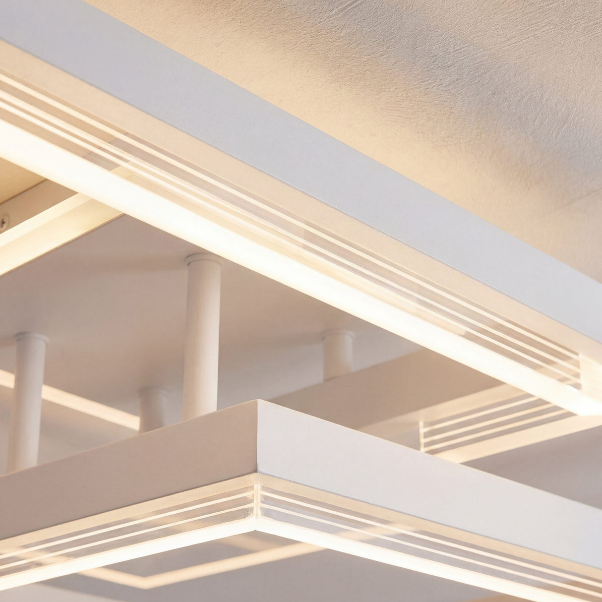 Detalle de perfiles cuadrados en aluminio blanco mate con difusor de polímero de alta transmitancia.