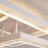 Detalle de perfiles cuadrados en aluminio blanco mate con difusor de polímero de alta transmitancia.