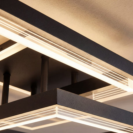 Detalle constructivo de perfiles cuadrados en aluminio negro con difusor de luz continua.
