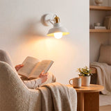 Haz luminoso orientable sobre rincón de lectura que promueve la ergonomía visual y la relajación.