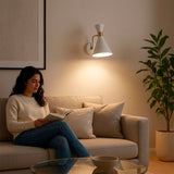 Haz luminoso directo orientable sobre rincón de lectura que favorece la ergonomía y la relajación.