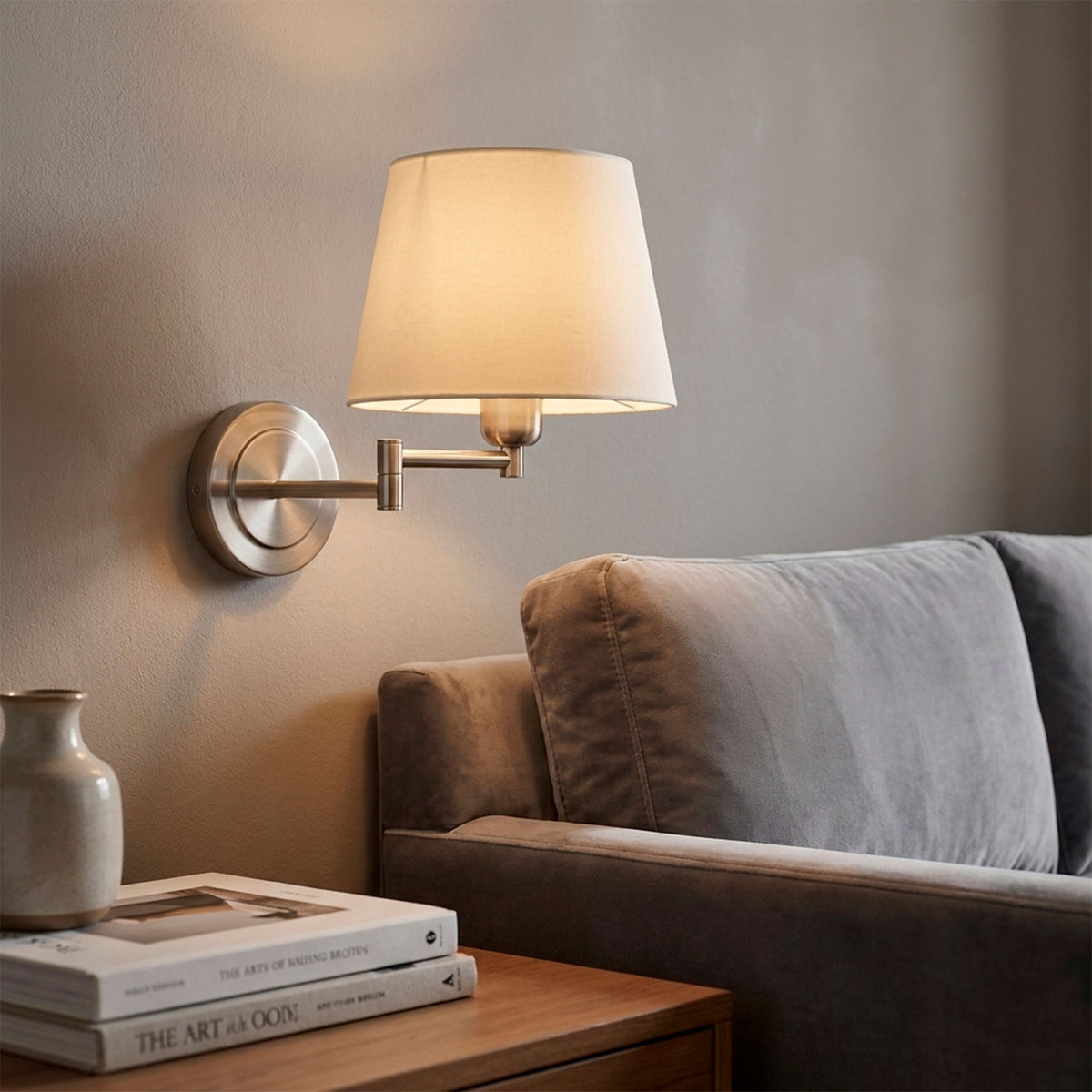 Haz luminoso orientable sobre rincón de lectura que promueve la ergonomía visual y la relajación.
