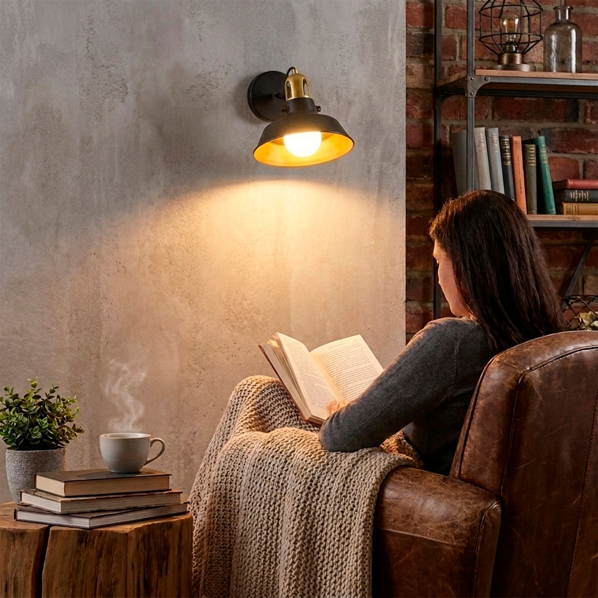 Haz luminoso orientable sobre rincón de lectura que promueve la ergonomía visual y la relajación.