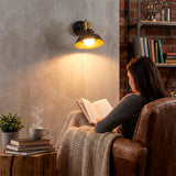 Haz luminoso orientable sobre rincón de lectura que promueve la ergonomía visual y la relajación.