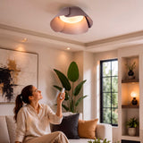 Flujo luminoso de sobreponer sobre área de estar que promueve la ergonomía y confort visual.