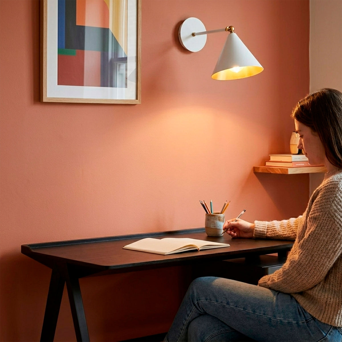 Haz luminoso orientable sobre rincón de lectura que promueve la ergonomía visual diaria.